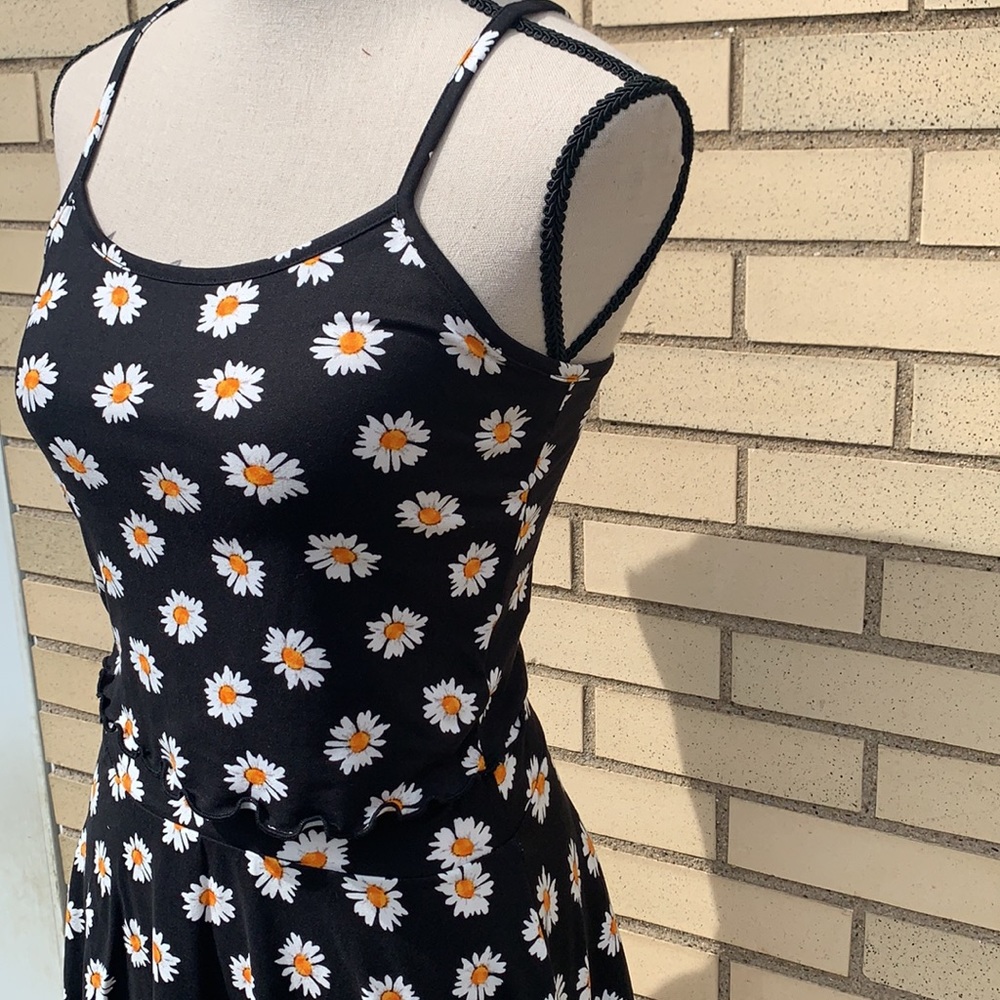 ❌DONATED❌Black Daisy Flower Print Thin Strap Cami Top - Picture 7 of 14